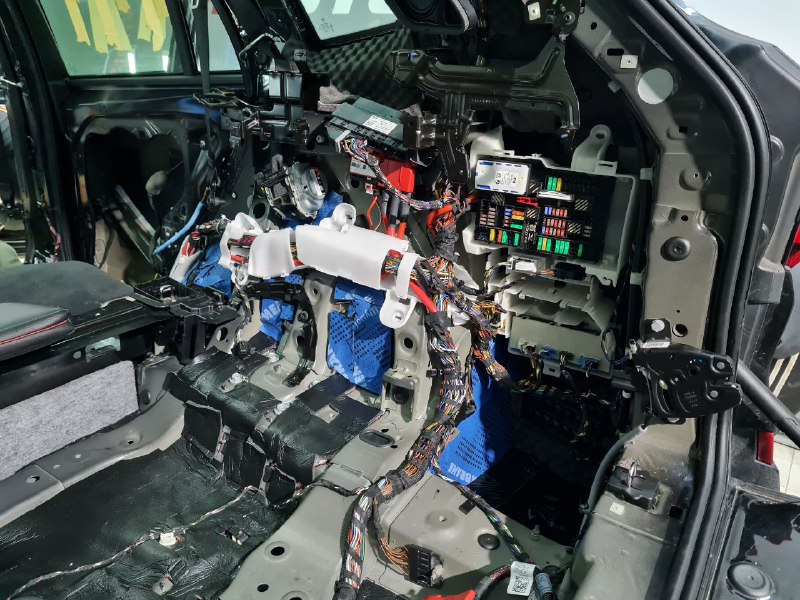 Пол 3 слой шумоизоляция BMW X5 звукоизоляционная мембрана фото