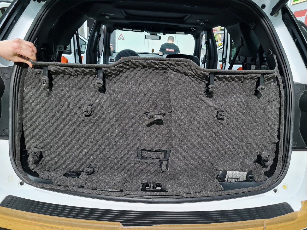 шумоизоляция Ford Explorer обшивка крышки багажника вибро шумопоглотитель антискрип