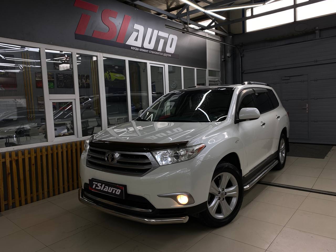 Оклейка Toyota Highlander бронепленкой в Алматы