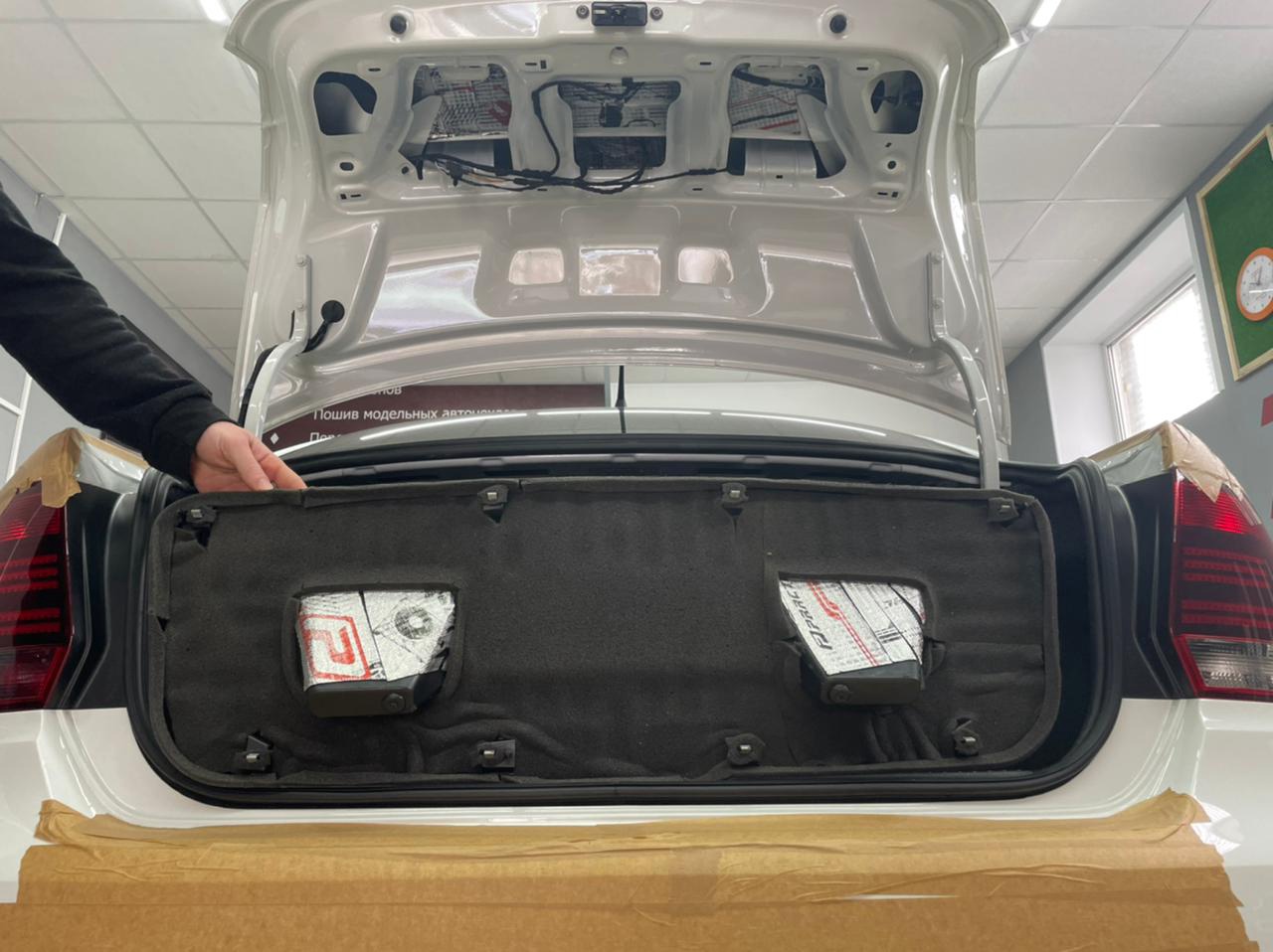 Шумоизоляция Volkswagen Polo 5 крышка багажника вибро обшивка шумопоглотитель антискрип