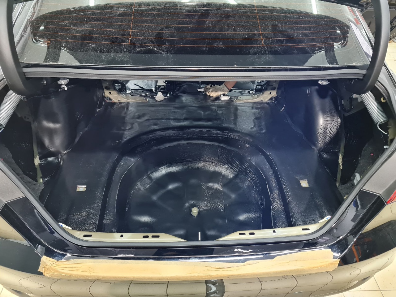 пол 2 слой шумопоглотитель Шумоизоляция Toyota Camry v70 фото