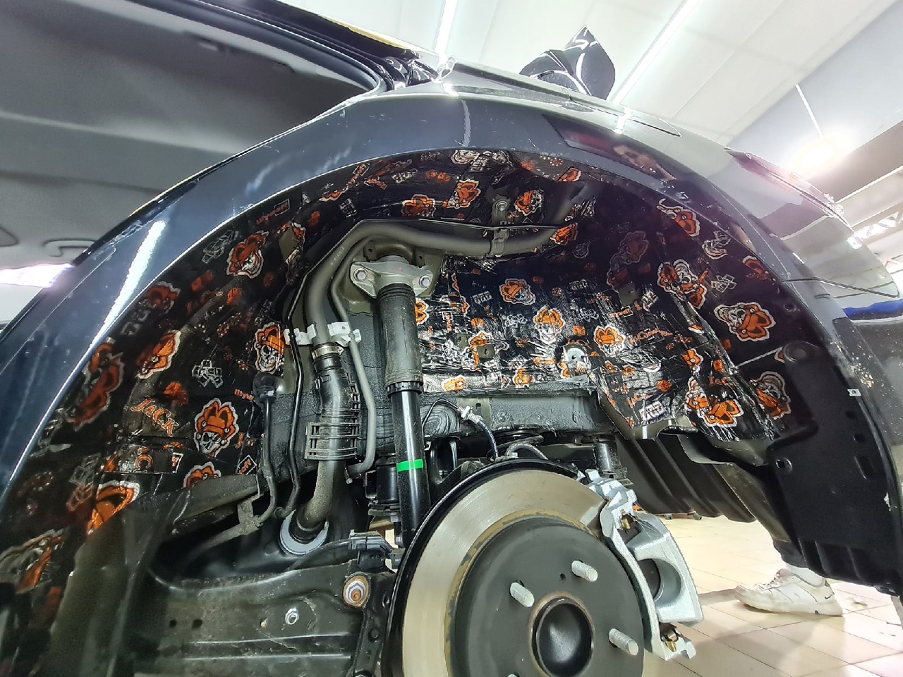 задние подкрылки шумоизоляция Шумоизоляция Toyota Camry v70 фото