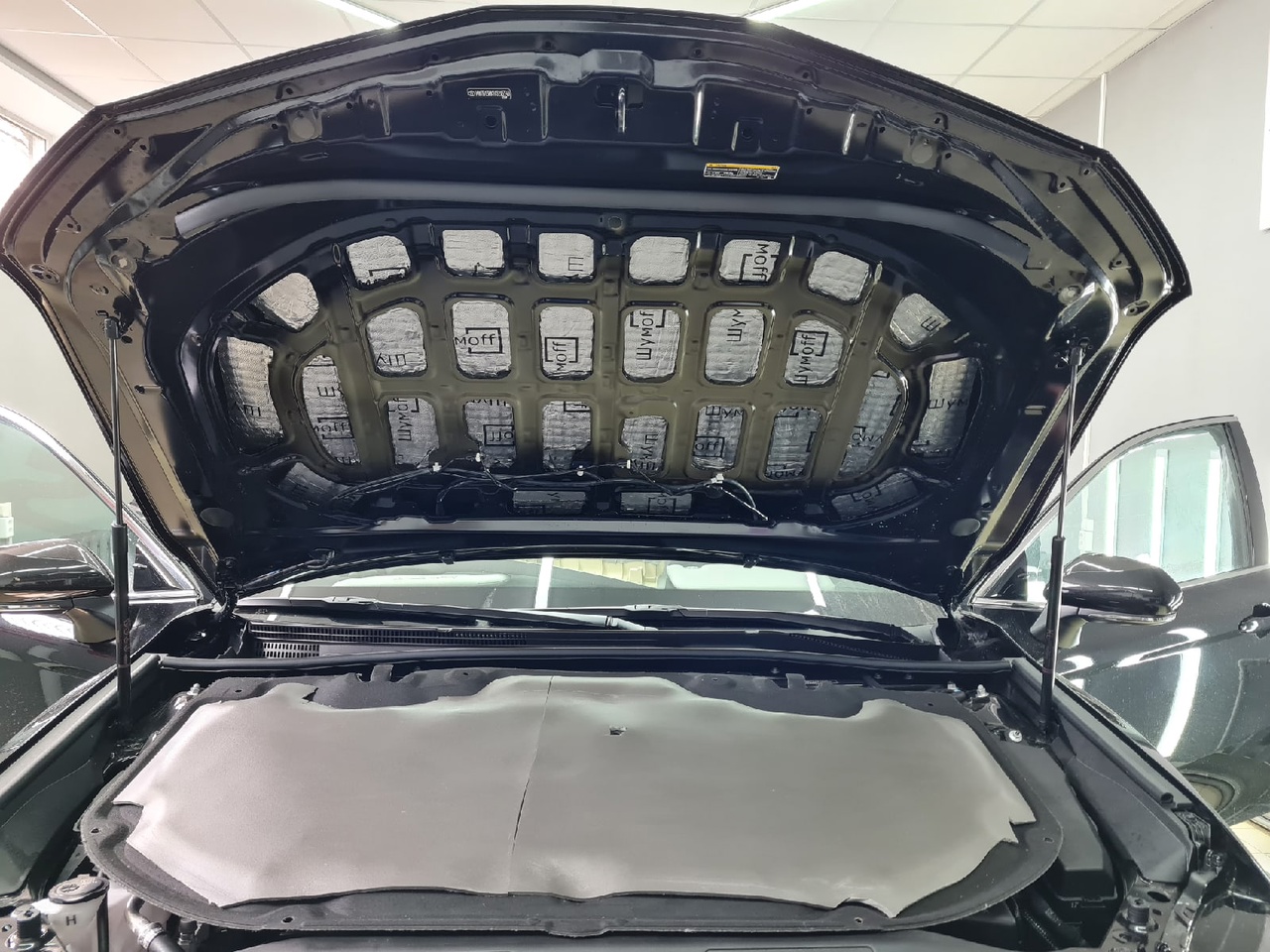 капот 1 сой вибро на металл и шумо тепоизоляция на штатную обивку Шумоизоляция Toyota Camry v70 фото