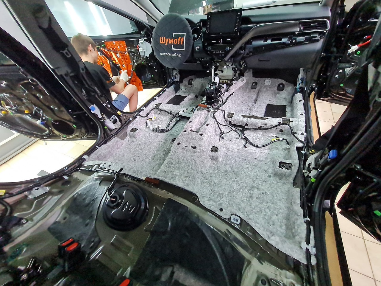 Шататная шумоизоляция Toyota Camry пол с заводской шумкой