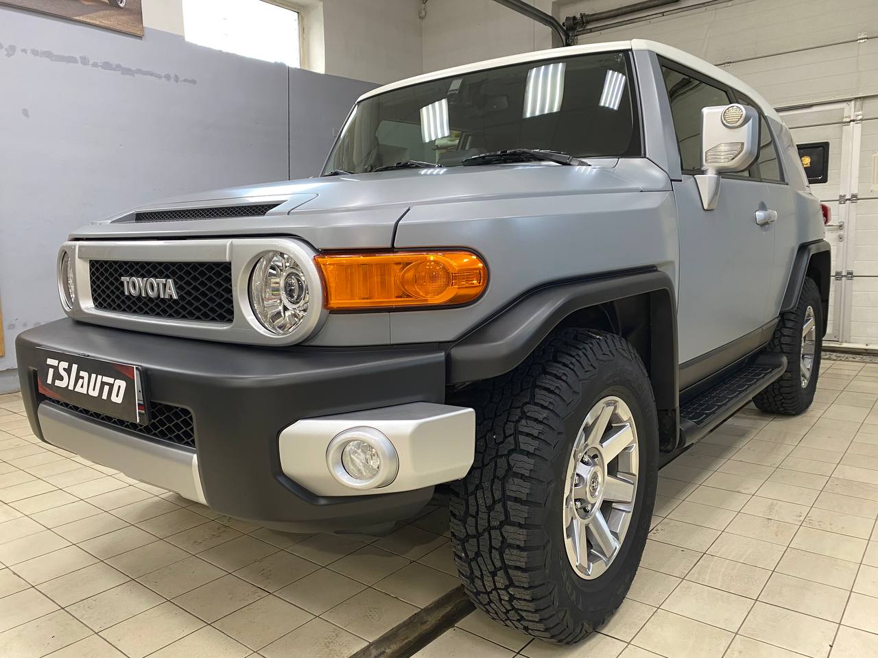 Оклейка матовой бронепленкой Toyota FJ Cruiser в Алматы