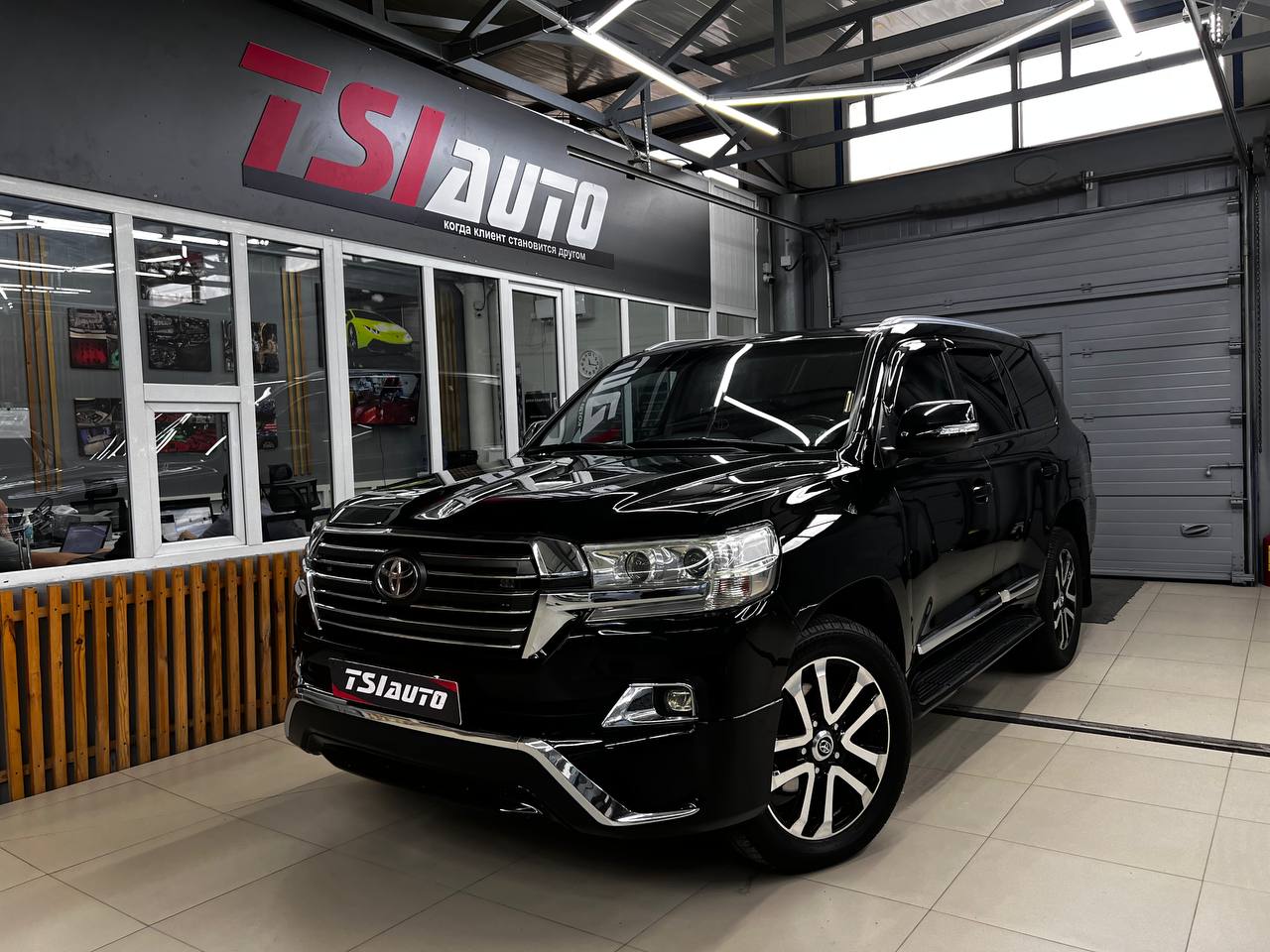 Контурная подсветка салона Toyota Land Cruiser 300 с управлением фото и цена установки