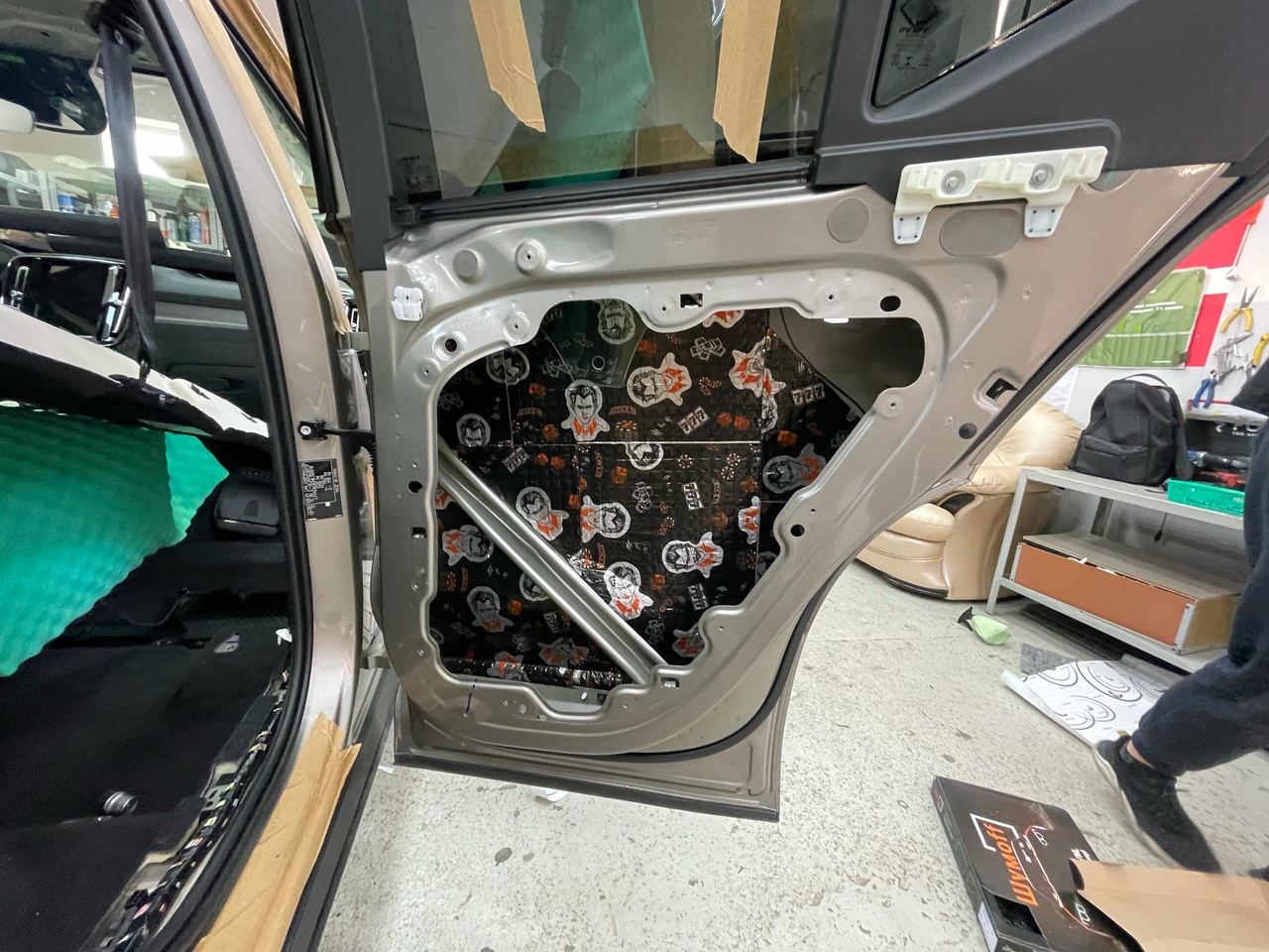 шумоизоляция дверей Volvo XC40