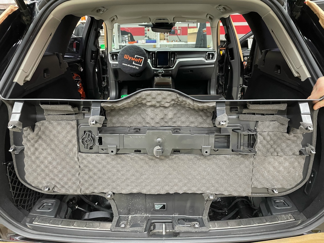 Шумоизоляция Volvo XC60 Обшивка крышки багажника шумопоглотитель и антискрип